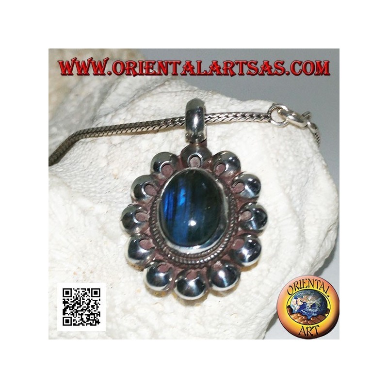 Silberanhänger mit oval blau fluoreszierendem Labradorit-Cabochon, umgeben von Lochscheiben