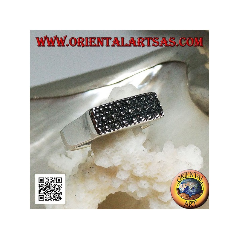 Bague en argent avec plaque rectangulaire en relief avec petits et grands points