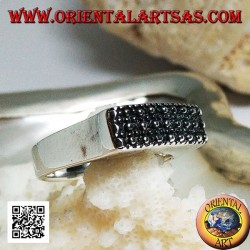 Anillo de plata con placa rectangular elevada con puntos grandes y pequeños