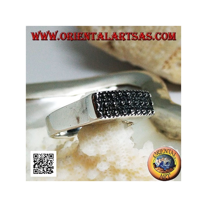 Anillo de plata con placa rectangular elevada con puntos grandes y pequeños