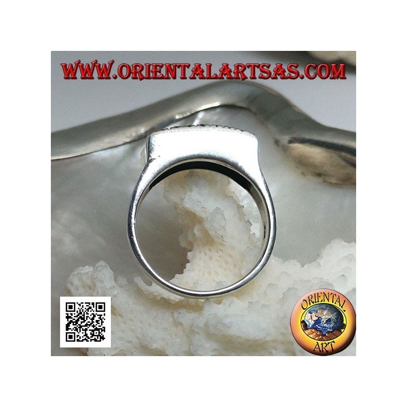 Anillo de plata con placa rectangular elevada con puntos grandes y pequeños