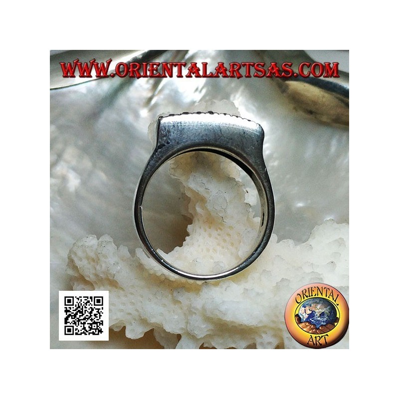 Anello in argento con piastra rettangolare sopraelevata a puntini grandi e piccoli