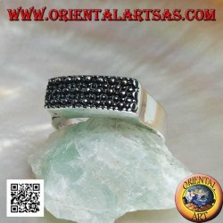 Bague en argent avec plaque rectangulaire en relief avec petits et grands points