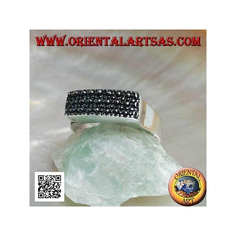 Bague en argent avec plaque rectangulaire en relief avec petits et grands points