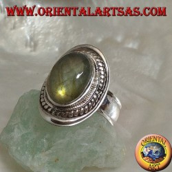 Bague en argent avec labradorite cabochon ovale entourée d'entrelacs sur un bouclier lisse