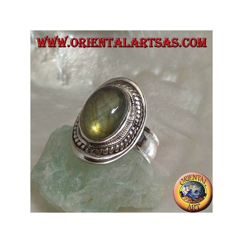 Bague en argent avec labradorite cabochon ovale entourée d'entrelacs sur un bouclier lisse