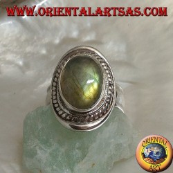 Bague en argent avec labradorite cabochon ovale entourée d'entrelacs sur un bouclier lisse