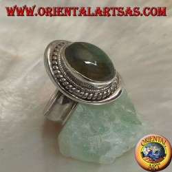Silberring mit ovalem Cabochon-Labradorit, umgeben von einer Verflechtung auf einem glatten Schild