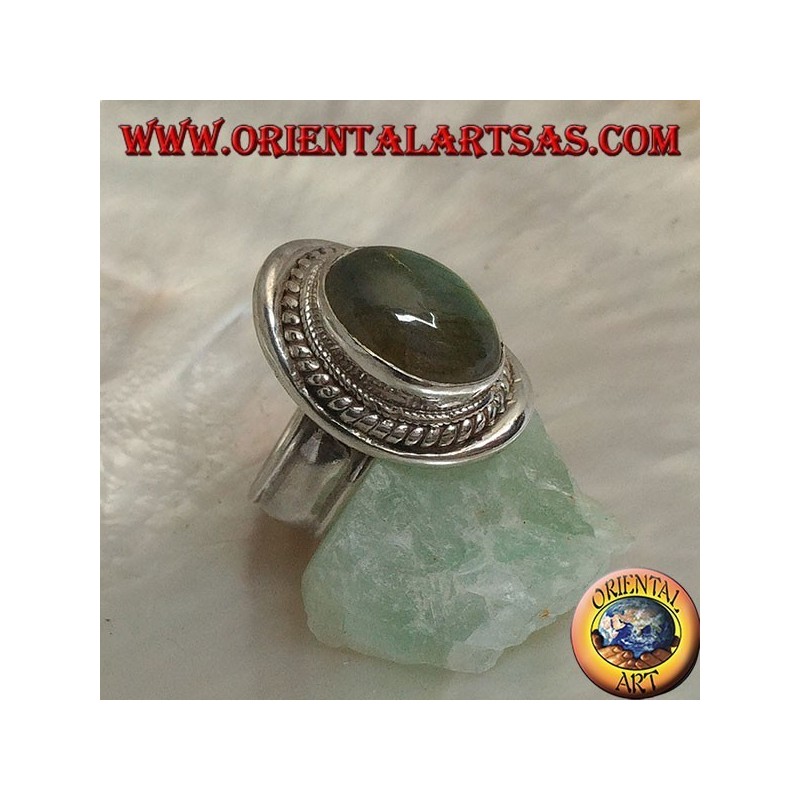 Anillo de plata con cabujón de labradorita ovalado rodeado de entrelazado sobre un escudo liso
