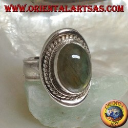 Bague en argent avec labradorite cabochon ovale entourée d'entrelacs sur un bouclier lisse