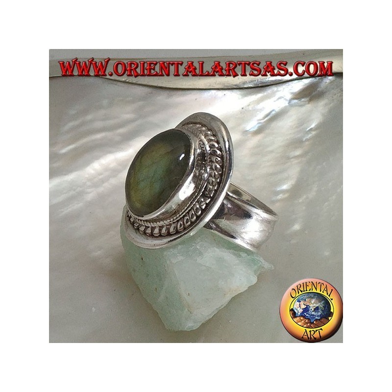 Silberring mit ovalem Cabochon-Labradorit, umgeben von einer Verflechtung auf einem glatten Schild
