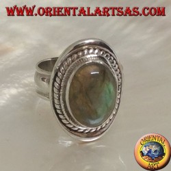 Silberring mit ovalem Cabochon-Labradorit, umgeben von einer Verflechtung auf einem glatten Schild