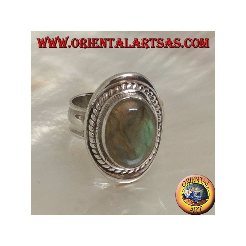 Silberring mit ovalem Cabochon-Labradorit, umgeben von einer Verflechtung auf einem glatten Schild