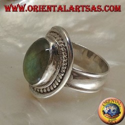 Silberring mit ovalem Cabochon-Labradorit, umgeben von einer Verflechtung auf einem glatten Schild