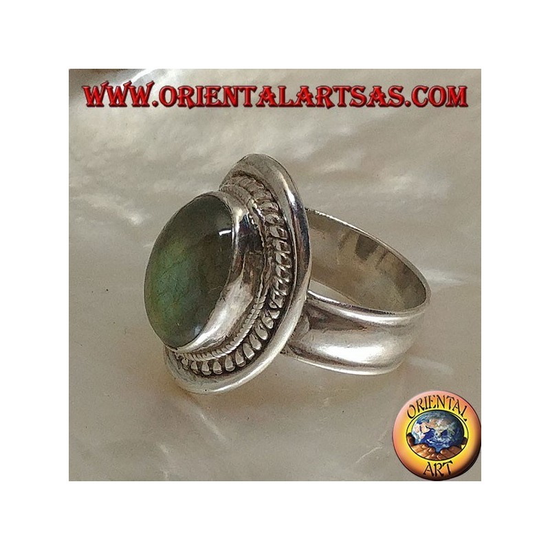 Anello in argento con labradorite ovale cabochon contornata da intreccio su scudo liscio (20)
