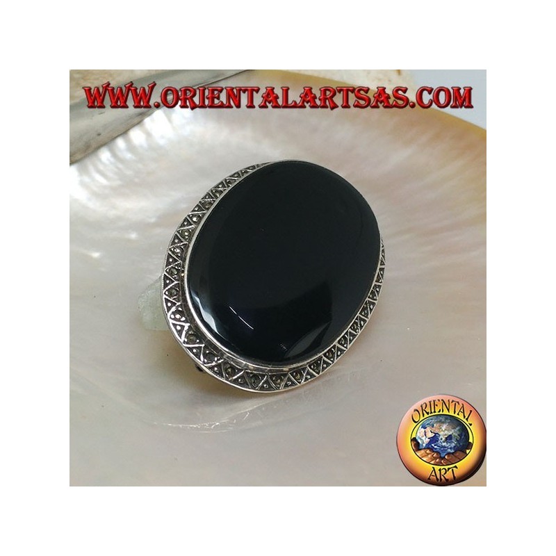 Broche en argent avec grand onyx ovale entouré de triangles et décor de boules