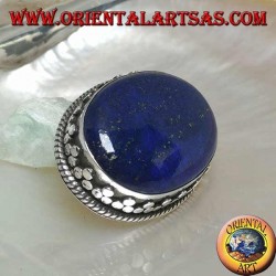 Silberbrosche mit großem ovalen natürlichen Lapislazuli, umgeben von Verflechtung und Tris von Kugeln