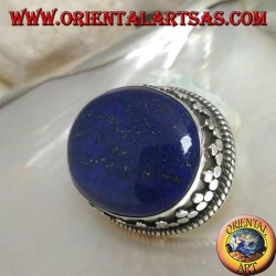 Silberbrosche mit großem ovalen natürlichen Lapislazuli, umgeben von Verflechtung und Tris von Kugeln