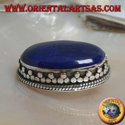 Silberbrosche mit großem ovalen natürlichen Lapislazuli, umgeben von Verflechtung und Tris von Kugeln