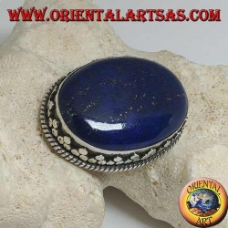 Silberbrosche mit großem ovalen natürlichen Lapislazuli, umgeben von Verflechtung und Tris von Kugeln