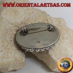 Silberbrosche mit großem ovalen natürlichen Lapislazuli, umgeben von Verflechtung und Tris von Kugeln