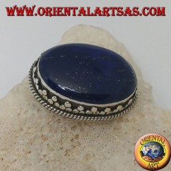 Silberbrosche mit großem ovalen natürlichen Lapislazuli, umgeben von Verflechtung und Tris von Kugeln