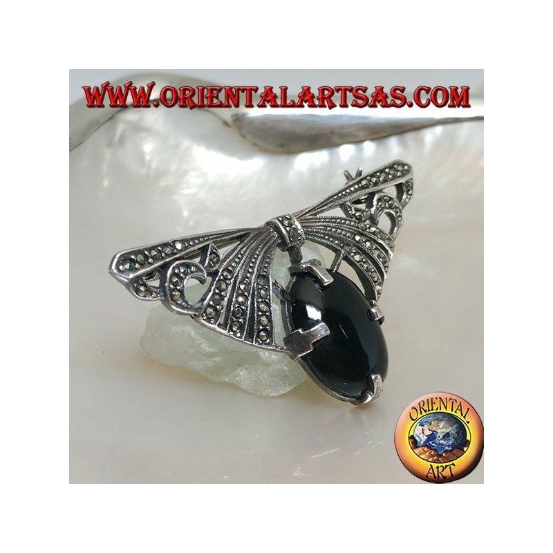 Broche de plata con forma de lazo tachonado de marcasita con ónice ovalado.