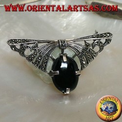 Broche de plata con forma de lazo tachonado de marcasita con ónice ovalado.