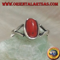 Bague en argent avec corail antique tibétain ovale accroché par deux fils sur un sertissage simple