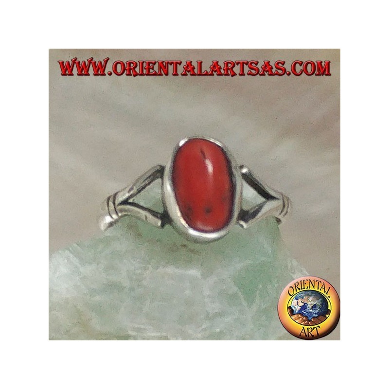 Anillo de plata con coral antiguo tibetano ovalado enganchado por dos cables en una configuración simple