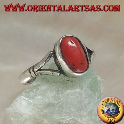 Anillo de plata con coral antiguo tibetano ovalado enganchado por dos cables en una configuración simple