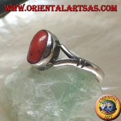 Bague en argent avec corail antique tibétain ovale accroché par deux fils sur un sertissage simple