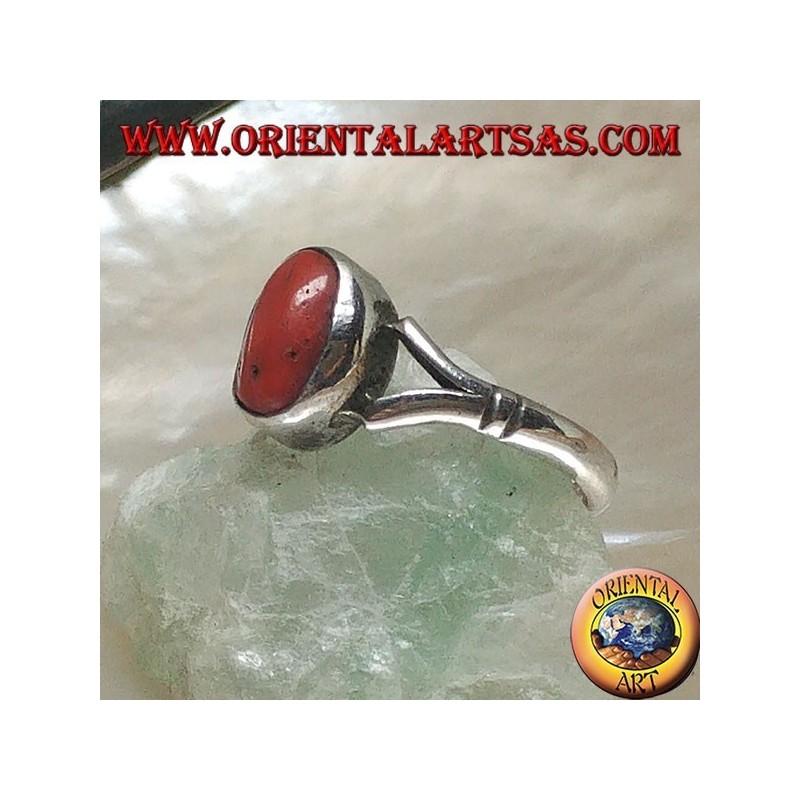 Bague en argent avec corail antique tibétain ovale accroché par deux fils sur un sertissage simple