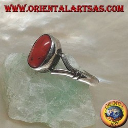 Bague en argent avec corail antique tibétain ovale accroché par deux fils sur un sertissage simple