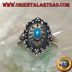 Anello in argento a scudo decorato con turchese ovale centrale su sole inciso e fiori sul bordo