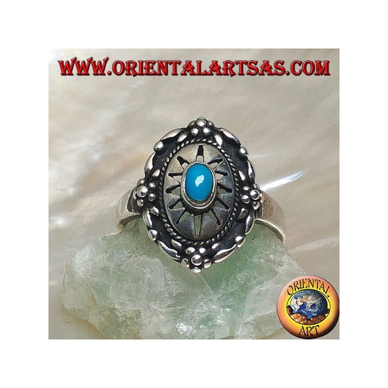 Bouclier bague en argent ornée de turquoise ovale central sur soleil gravé et fleurs sur le bord