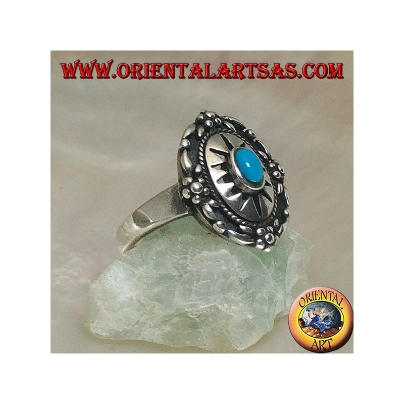 Anello in argento a scudo decorato con turchese ovale centrale su sole inciso e fiori sul bordo
