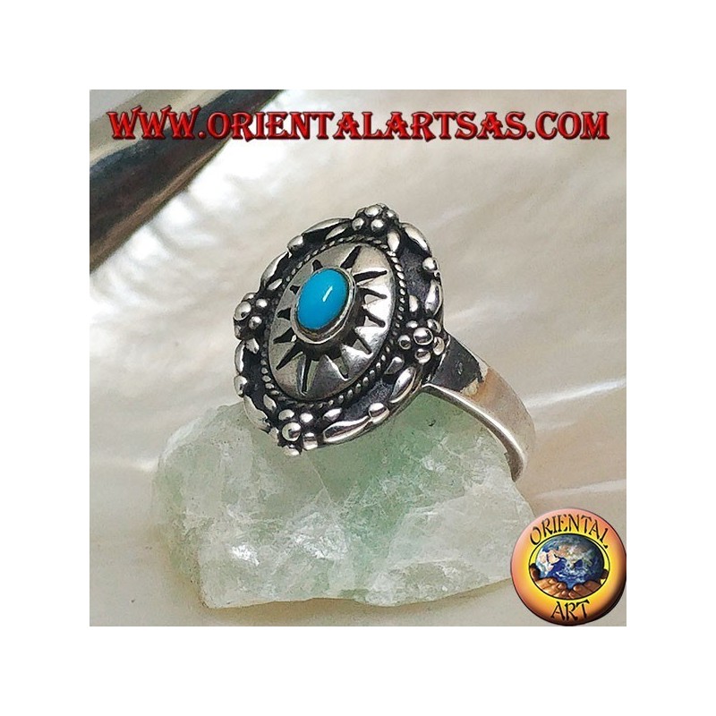 Bouclier bague en argent ornée de turquoise ovale central sur soleil gravé et fleurs sur le bord
