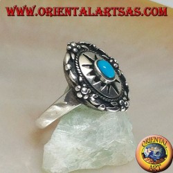 Bouclier bague en argent ornée de turquoise ovale central sur soleil gravé et fleurs sur le bord