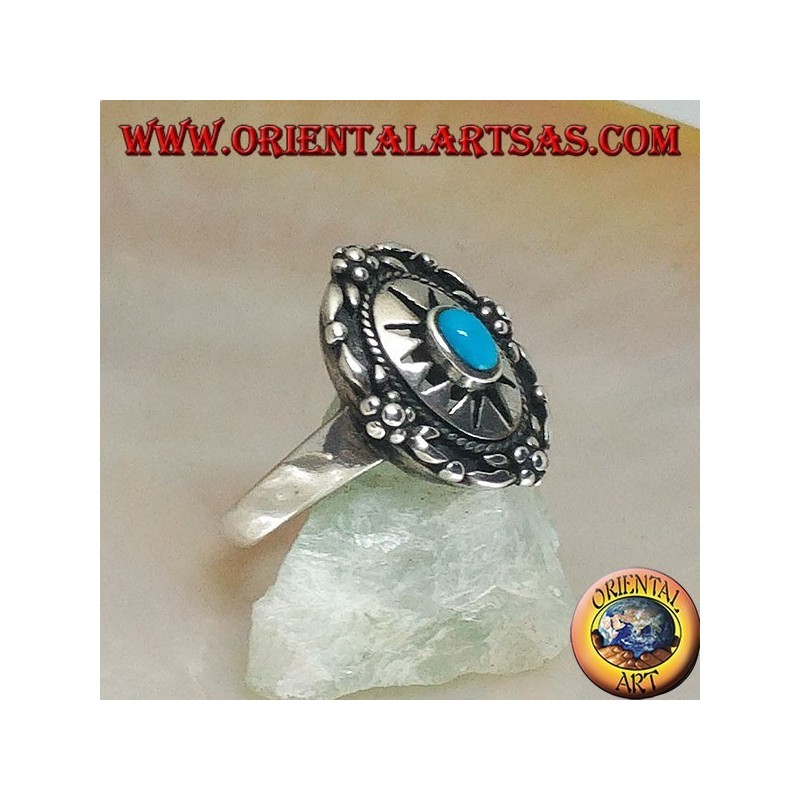 Escudo anillo de plata decorado con turquesa central ovalada en sol grabado y flores en el borde