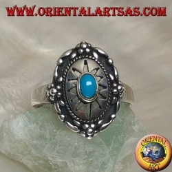 Bouclier bague en argent ornée de turquoise ovale central sur soleil gravé et fleurs sur le bord
