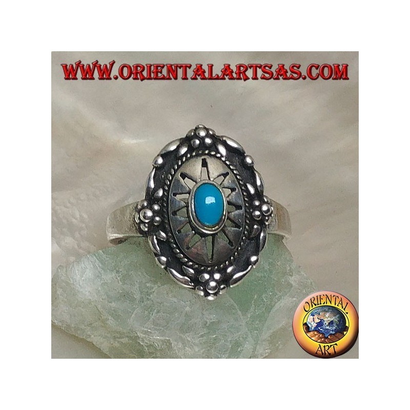 Escudo anillo de plata decorado con turquesa central ovalada en sol grabado y flores en el borde