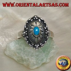Bouclier bague en argent ornée de turquoise ovale central sur soleil gravé et fleurs sur le bord