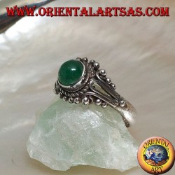 Anillo de plata con ágata verde cabujón redondo rodeado de entretejidos y decoración de bolas.