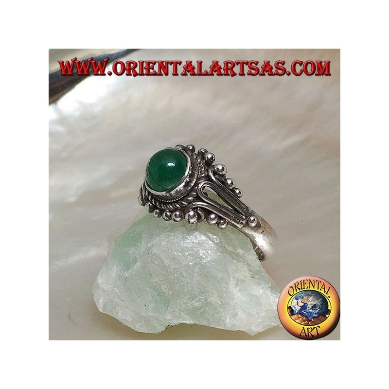 Anello in argento con avventurina tonda a cabochon contornata da intreccio e decorazione a palline