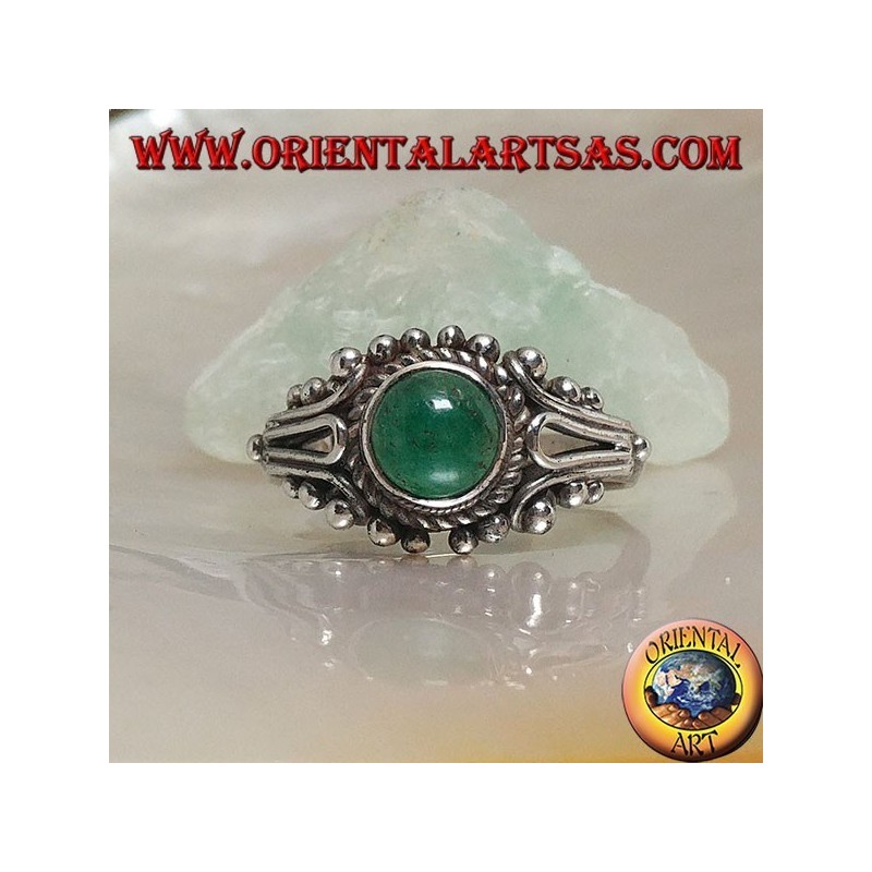 Anillo de plata con ágata verde cabujón redondo rodeado de entretejidos y decoración de bolas.