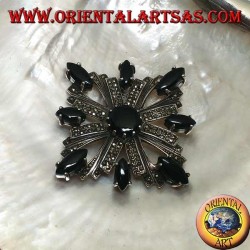 Spilla in argento a croce celtica tempestata di marcassite contornata da onici a navetta e una tonda centrale