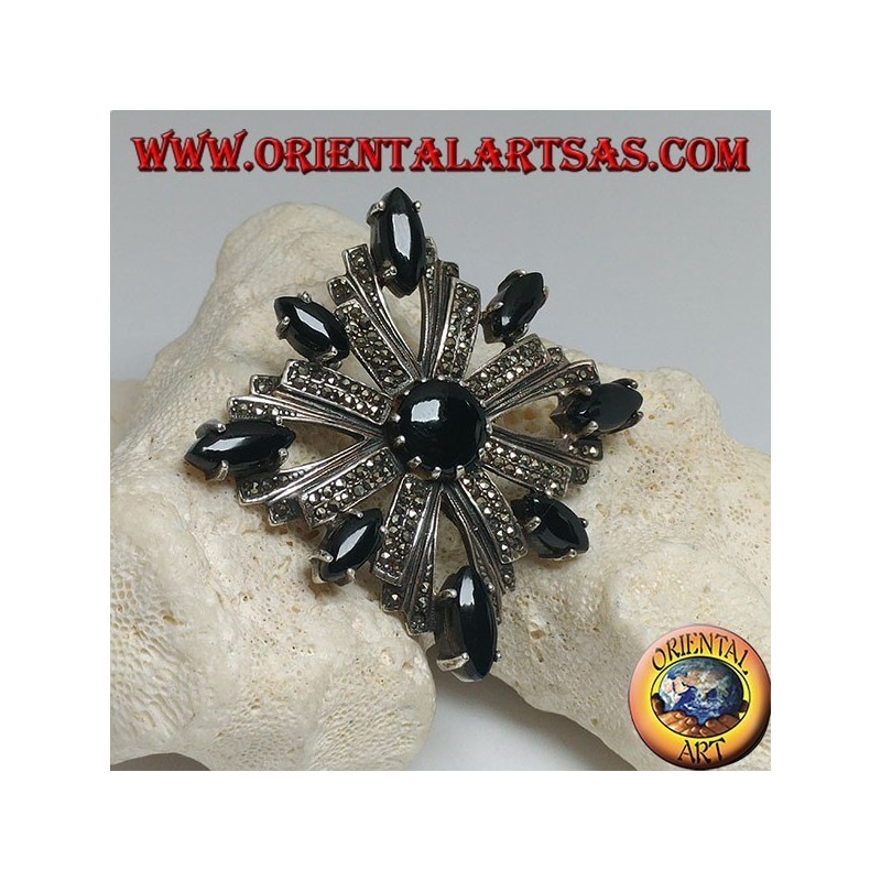 Broche en argent avec une croix celtique parsemée de marcassite entourée d'onyx navettes et d'un rond central