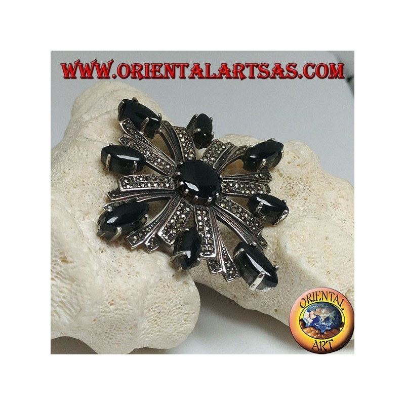 Broche en argent avec une croix celtique parsemée de marcassite entourée d'onyx navettes et d'un rond central