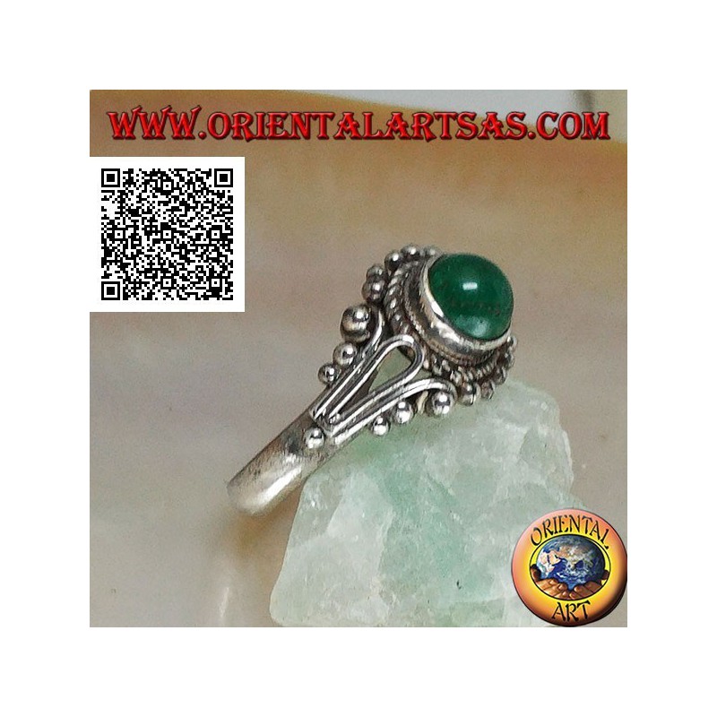 Anillo de plata con ágata verde cabujón redondo rodeado de entretejidos y decoración de bolas.
